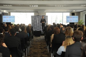 Oliver Bäte, CEO del Grupo Allianz SE, brindando una charla a todos los empleados